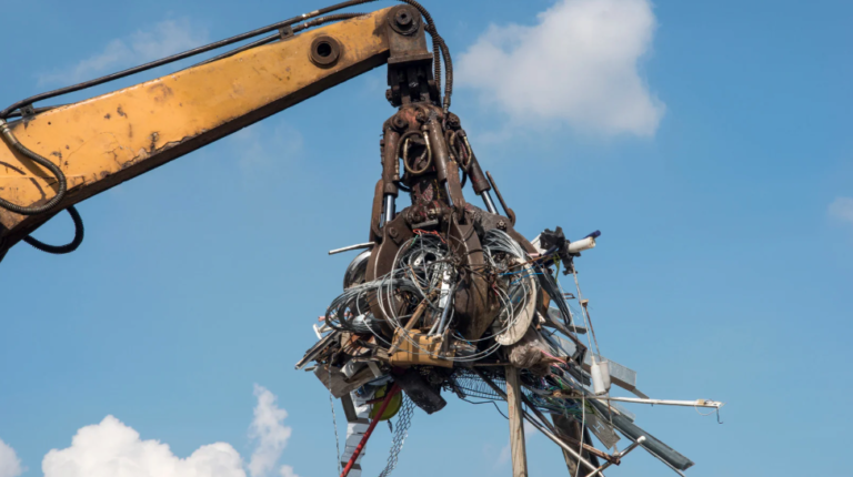 How to Maximize Efficiency and Safety When Using Roll-Off Containers for Scrap